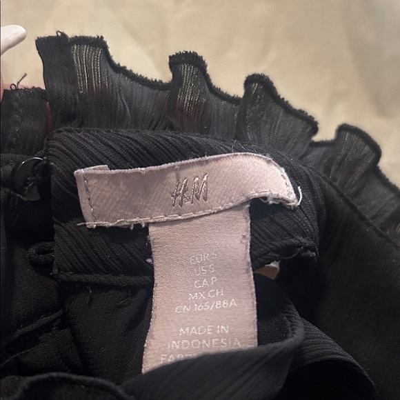 H&M Elegant Black Halter Top - Picture 3 of 3